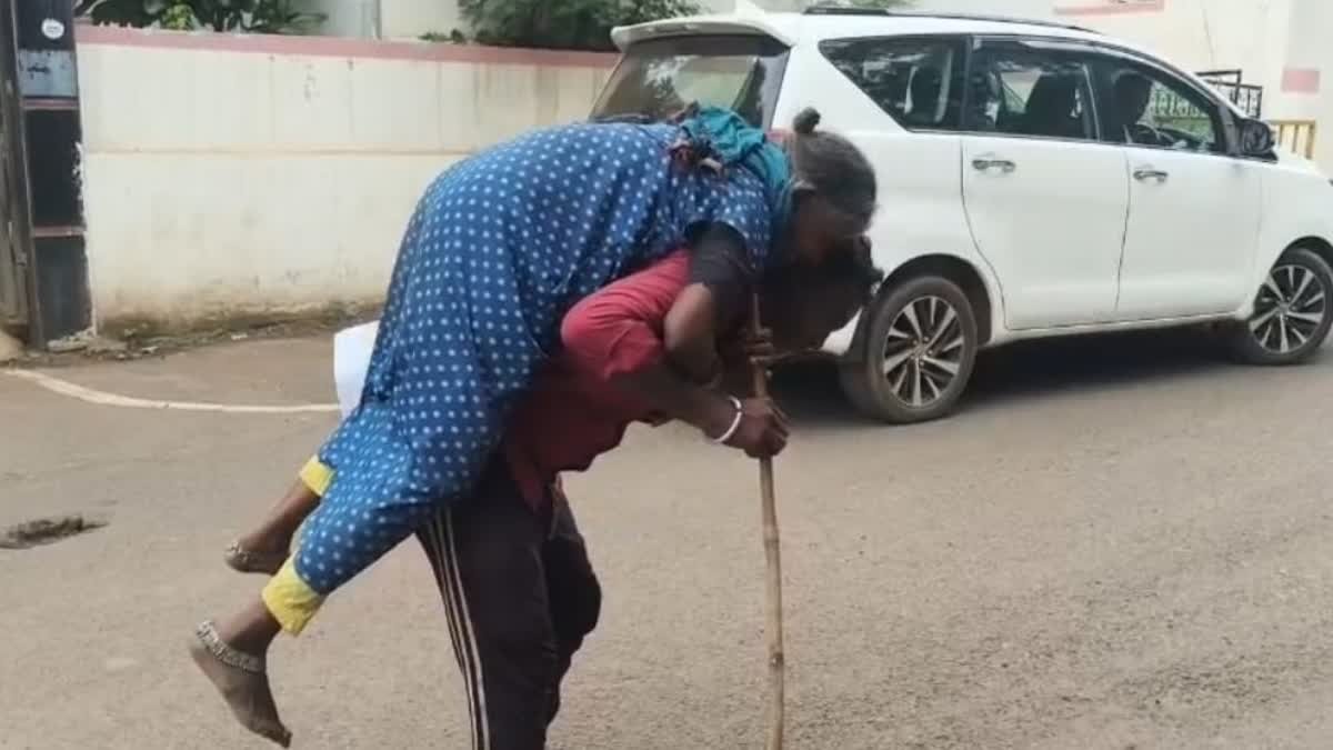 शिवपुरी में ममता हुई तार-तार, छोटे बेटे के अत्याचार से परेशान बुजुर्ग दंपति टपरे में रहने को मजबूर