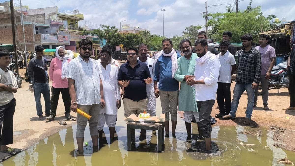 तीन साल से नहीं भरी सड़क, तो कांग्रेस ने गड्ढे में रोप दी धान; प्रशासन की लापरवाही के खिलाफ फूटा गुस्सा