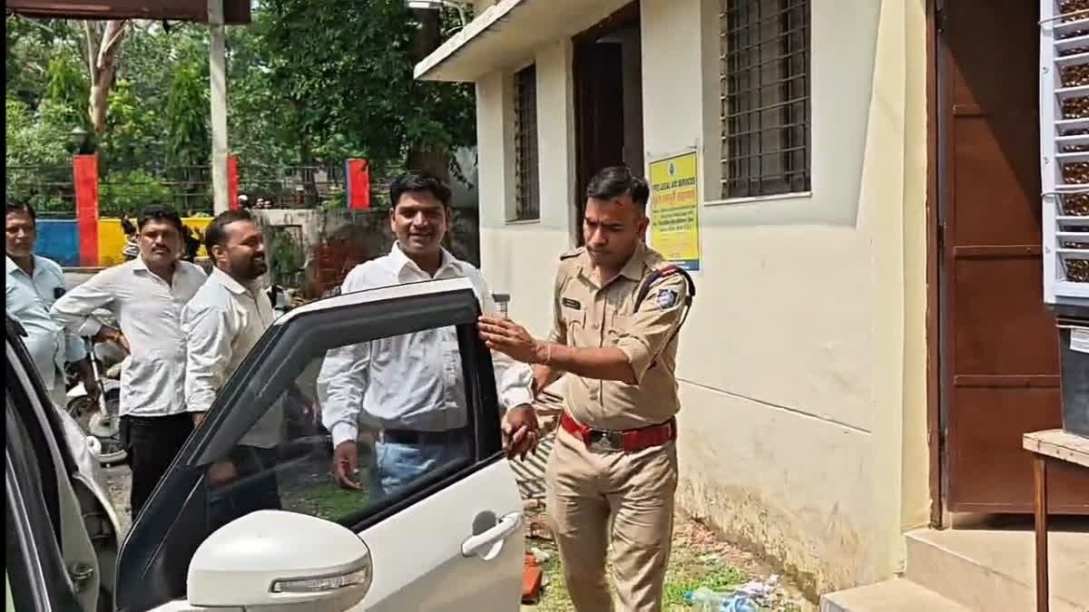 बीएमसी में अभद्रता मामले में भाजपा नेता अनिल पीपरा ने दी गिरफ्तारी; बोले- 'जनसेवा के लिए जेल जाने को तैयार'