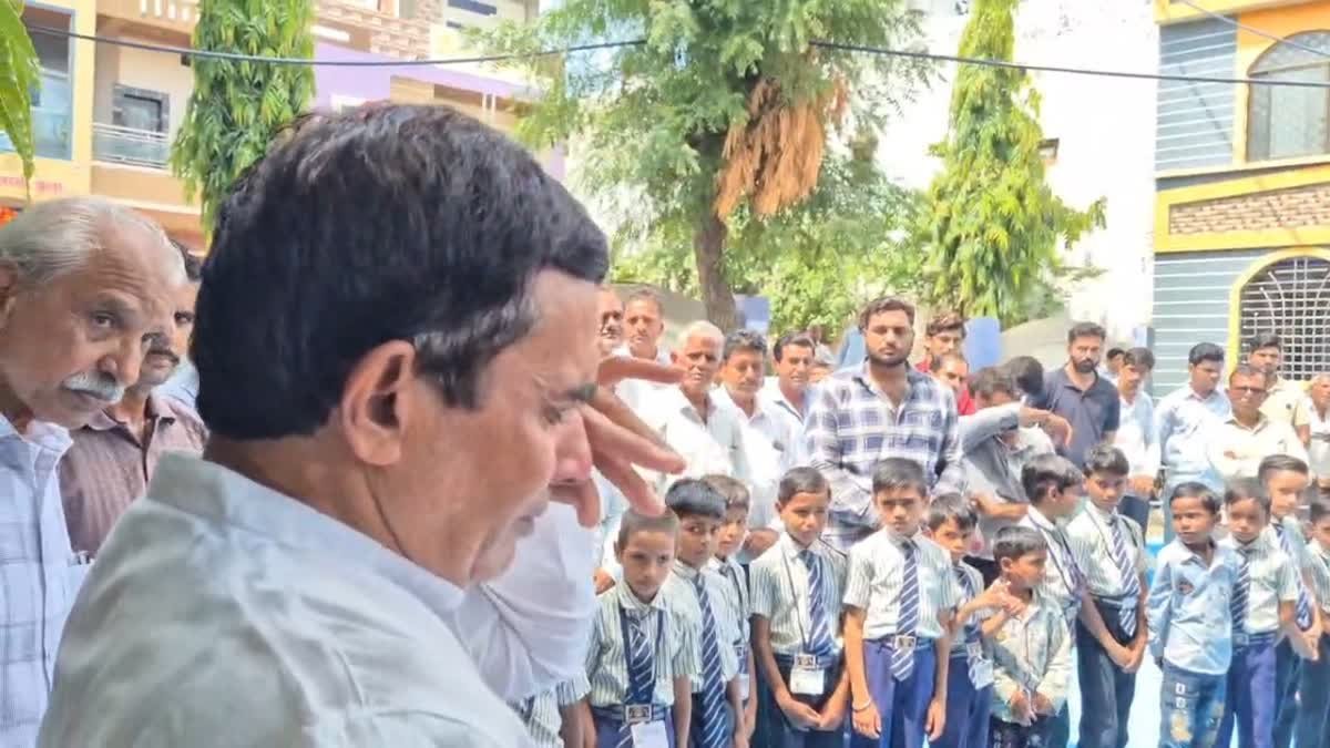 शिक्षक के ट्रांसफर से फफक कर रोए स्कूली बच्चे; आदर्श स्कूल बनाने वाले बद्रीलाल राठौड़ को दी भावुक विदाई