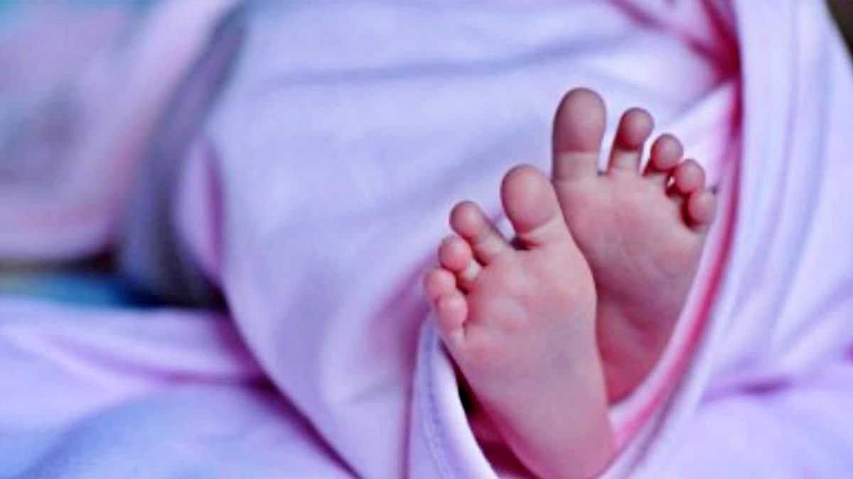 सतना के सार्थक अस्पताल में नवजात की मौत पर बवाल; परिजनों का आरोप— एक्सपायरी इंजेक्शन लगाने से गई जान