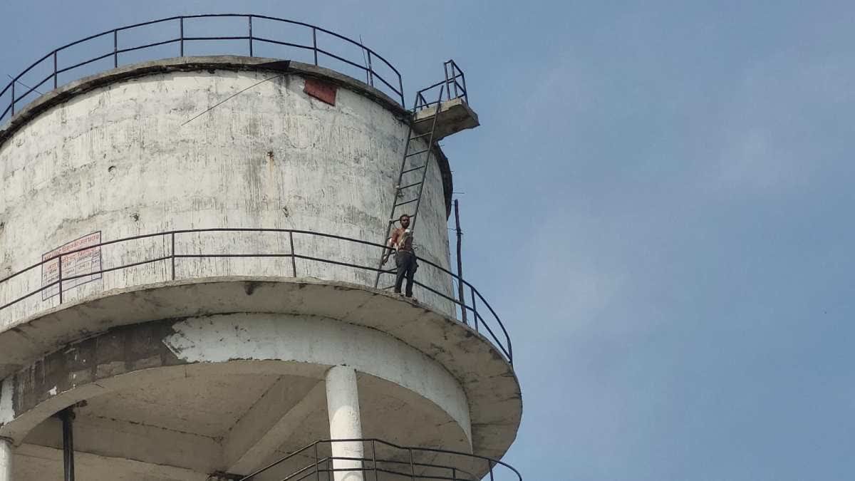 'थाने से पत्नी को भगाया', पुलिस पर आरोप लगा टंकी पर चढ़ा युवक, पत्रकारों ने सूझबूझ से बचाया