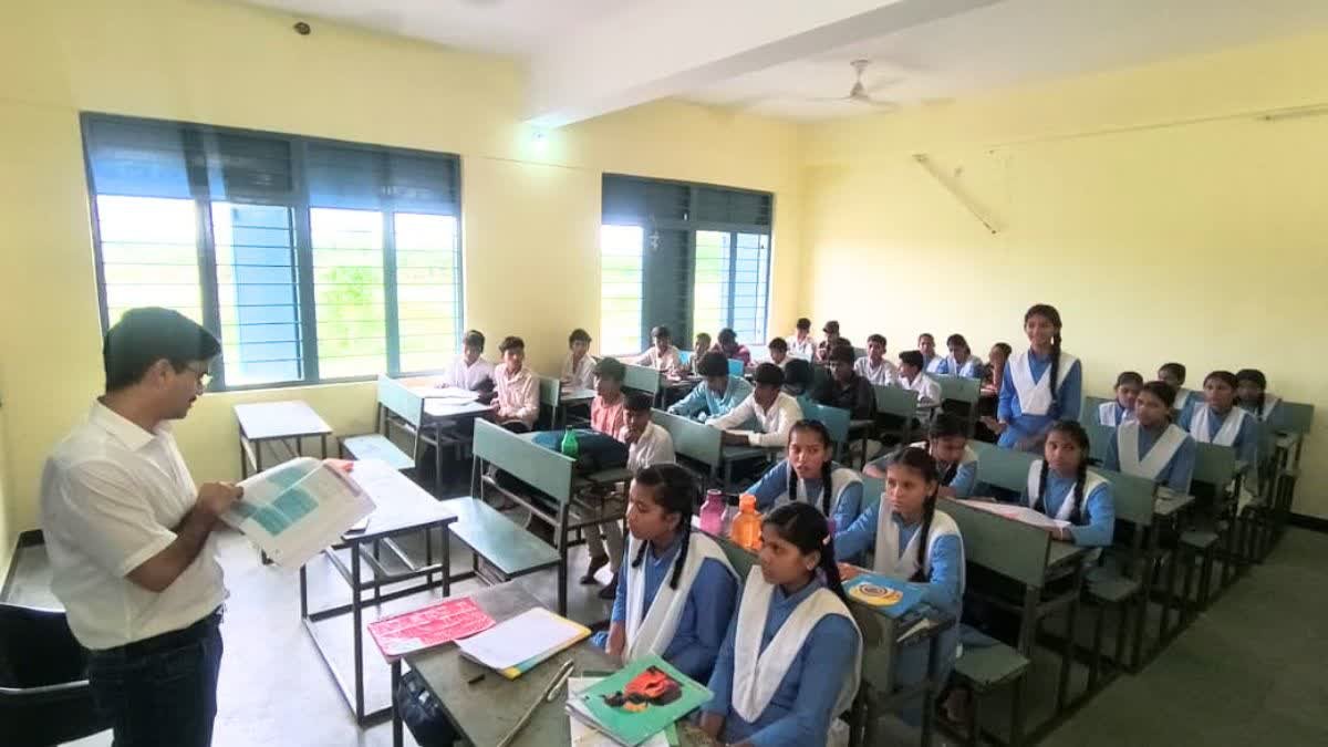 महलगुलारा की प्राकृतिक सुंदरता देख मंत्रमुग्ध हुए कलेक्टर हर्ष सिंह; सरकारी स्कूल पहुंचकर बच्चों को पढ़ाया पाठ