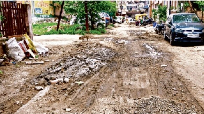 इंदौर में मानसून में भी धड़ल्ले से जारी सड़कों की खुदाई; सुप्रीम कोर्ट कमेटी के निर्देशों की अनदेखी
