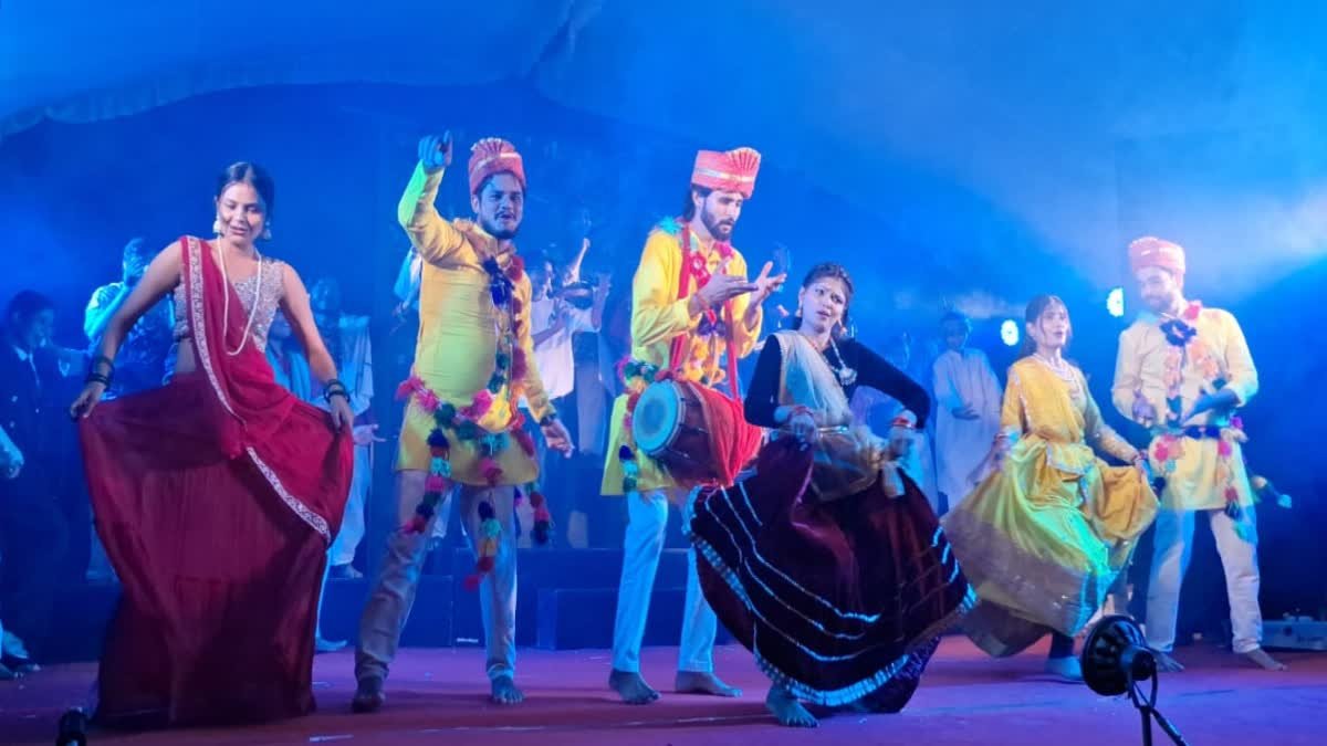 छतरपुर के रंगमंच पर कलाकारों ने मनवाया अभिनय का लोहा, भारी बारिश के बीच गूंजे तीखे सामाजिक व्यंग्य