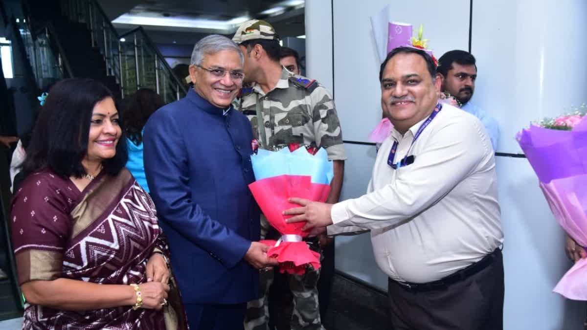 मध्य प्रदेश में चुनाव प्रक्रिया की जमीनी हकीकत जानने पहुंचे CEC; बीएलओ के काम की जमकर तारीफ