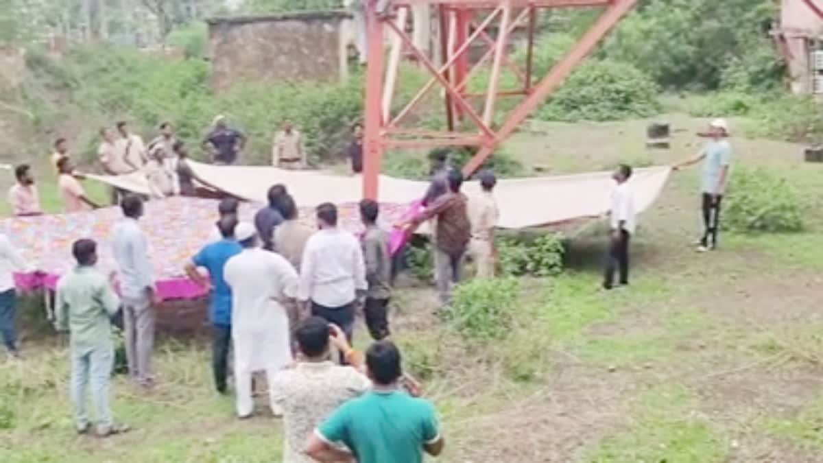 शामगढ़ में सड़क निर्माण के विरोध में टॉवर पर चढ़ा युवक; भोपाल में पेड़ से गिरकर घायल