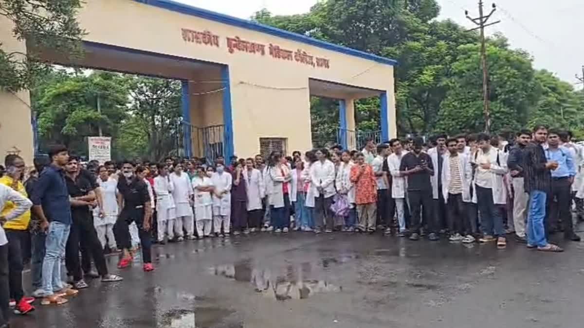ड्यूटी के दौरान डॉक्टर के साथ अभद्रता, गोली मारने की धमकी; आरोपियों की गिरफ्तारी पर अड़े डॉक्टर्स