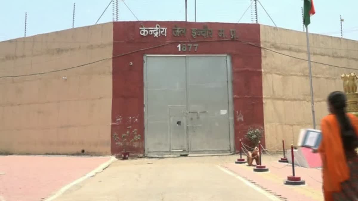 इंदौर में पुलिस के दावों की खुली पोल, जेल के बाहर आरोपियों ने खुद ही उतार दिए हाथ-पैर के प्लास्टर