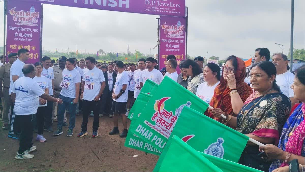 धार शहर में नशामुक्ति मैराथन का आयोजन, केंद्रीय मंत्री सावित्री ठाकुर और विधायक रहे मौजूद
