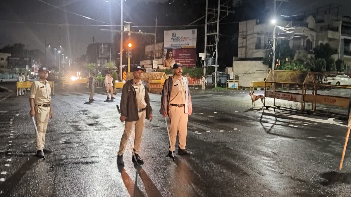 बढ़ते अपराधों पर भोपाल पुलिस का 'एक्शन मोड'; देर रात सड़कों पर उतरी भारी फोर्स, चलाया सघन चेकिंग अभियान