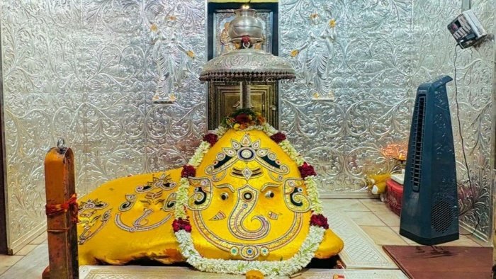 चिंतामन गणेश मंदिर का गर्भगृह हुआ चांदी से रोशन; 35 किलो चांदी से हुआ रजत मंडित
