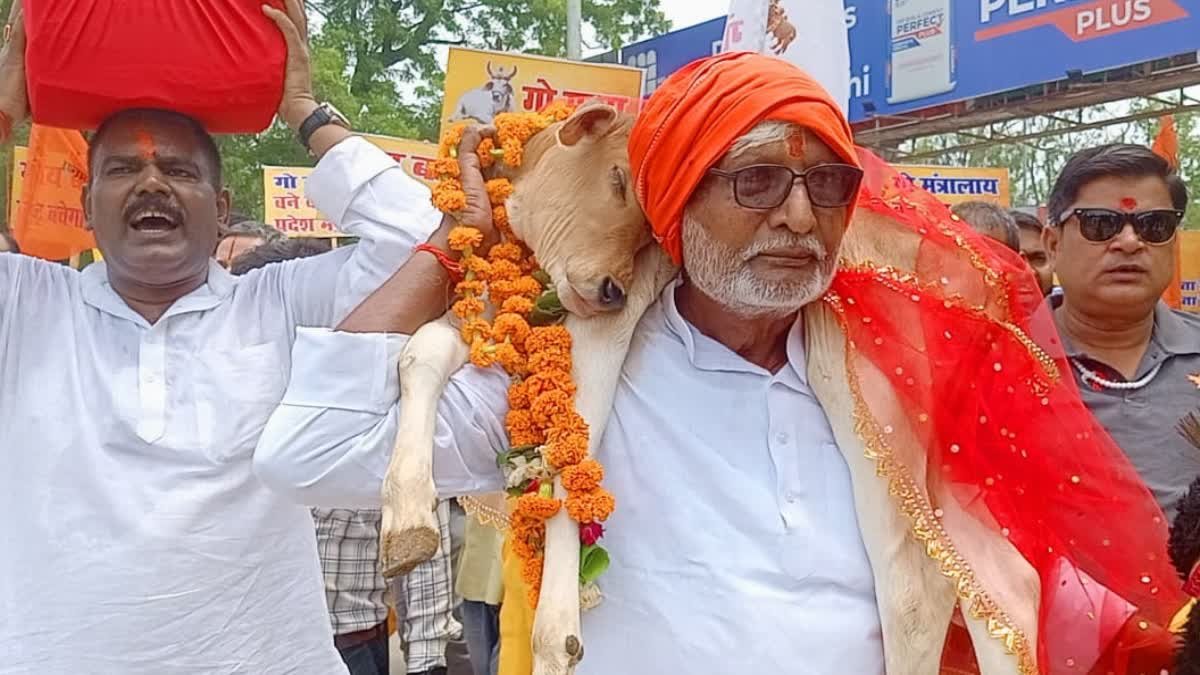 गौवंश संरक्षण की मांग को लेकर धरने पर बैठे पूर्व विधायक, राम नाम के जाप में जुटे समर्थक