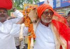 गौवंश संरक्षण की मांग को लेकर धरने पर बैठे पूर्व विधायक, राम नाम के जाप में जुटे समर्थक
