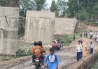 ठेकेदार की लापरवाही पर भड़के ग्रामीण, अपर कलेक्टर पी.के. सेन गुप्ता ने दिया जल्द काम पूरा कराने का भरोसा