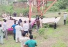 शामगढ़ में सड़क निर्माण के विरोध में टॉवर पर चढ़ा युवक; भोपाल में पेड़ से गिरकर घायल