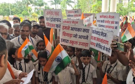 आदर्श शिक्षक का तबादला रुकवाने 65 KM दूर कलेक्ट्रेट पहुंचे बच्चे; रतलाम जनसुनवाई में अनोखा प्रदर्शन