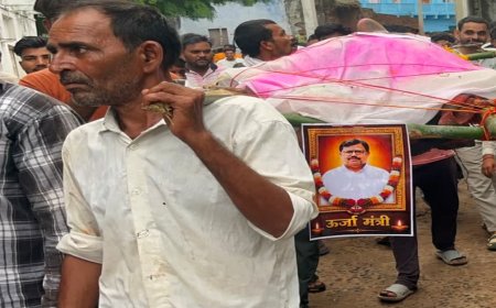 बिजली कटौती से परेशान ग्रामीणों का अनोखा प्रदर्शन, ऊर्जा मंत्री प्रद्युम्न सिंह तोमर की निकाली प्रतीकात्मक अर्थी