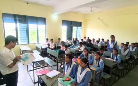 महलगुलारा की प्राकृतिक सुंदरता देख मंत्रमुग्ध हुए कलेक्टर हर्ष सिंह; सरकारी स्कूल पहुंचकर बच्चों को पढ़ाया पाठ