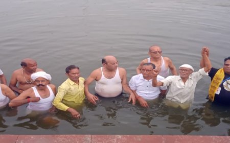 मध्य प्रदेश में 4.5 लाख पेंशनर्स का सरकार के खिलाफ मोर्चा; झील में उतरकर किया जोरदार प्रदर्शन