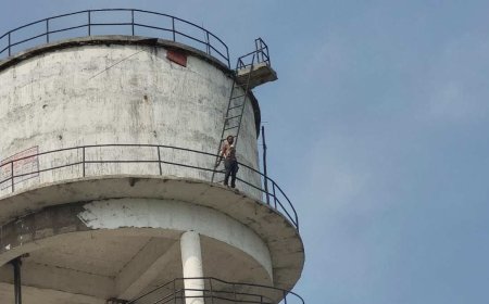 'थाने से पत्नी को भगाया', पुलिस पर आरोप लगा टंकी पर चढ़ा युवक, पत्रकारों ने सूझबूझ से बचाया