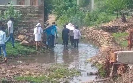 ऐतिहासिक नगरी चंदेरी की बदहाली; शव वाहन न पहुँचने पर कंधों पर अर्थी ले जाने को विवश परिजन