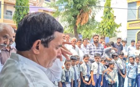 शिक्षक के ट्रांसफर से फफक कर रोए स्कूली बच्चे; आदर्श स्कूल बनाने वाले बद्रीलाल राठौड़ को दी भावुक विदाई