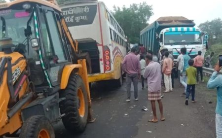 टांडा-बाग मार्ग पर पिकअप और बस में भीषण टक्कर; चालक की मौत, 4 घायल