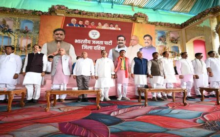दतिया उपचुनाव में फूट से पहले संभली कांग्रेस, जीतू पटवारी के साथ मंच पर दिखे नाराज अवधेश नायक