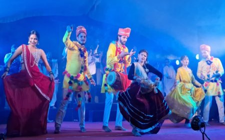 छतरपुर के रंगमंच पर कलाकारों ने मनवाया अभिनय का लोहा, भारी बारिश के बीच गूंजे तीखे सामाजिक व्यंग्य