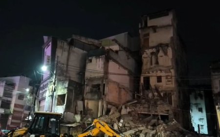 बाजार में देखते ही देखते धराशायी हुई पांच मंजिला बिल्डिंग; खाली होने के कारण टला बड़ा हादसा