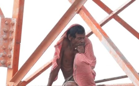 150 फीट ऊंचे टावर पर 2 दिन से बैठा अज्ञात शख्स; रेस्क्यू टीम पर रॉड से किया हमला, पुलिस बेबस