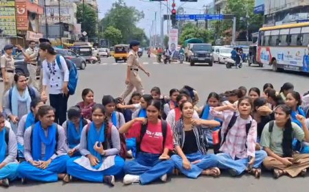 ड्रेस के रंग से नाखुश और आर्थिक बोझ से परेशान; होम साइंस कॉलेज की लड़कियों ने खोला मोर्चा