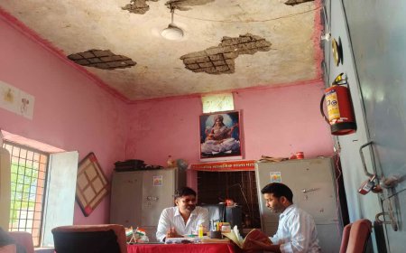 छत से गिरता प्लास्टर, लोहे के सरिया और भीगती किताबें; बड़ागांव के सरकारी स्कूल का हाल बेहाल