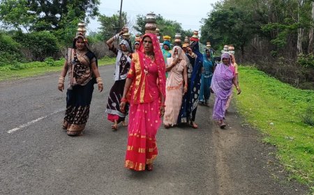 खेतों में फसलों को पानी की दरकार, खुरई की महिलाओं ने देवी मंदिरों में जल चढ़ाने का लिया संकल्प