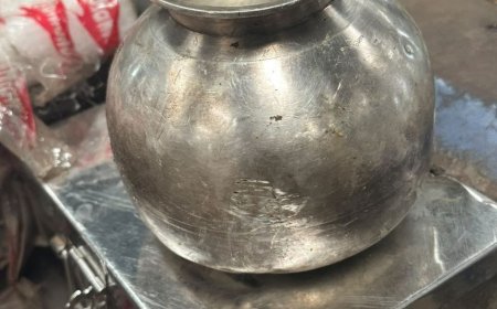 इंदौर में 24 घंटे चलाया नगर निगम ने ऑपरेशन लोटा... 2 किलो चांदी के लोटे को ढूंढने में 20 कर्मचारी 3 वरिष्ठ अधिकारी होते रहे परेशान ऑपरेशन लोटा हुआ सफल
