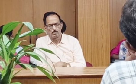 कलेक्ट्रेट जनसुनवाई में सोते रहे कॉलेज के प्राचार्य; वीडियो वायरल होने के बाद भड़की NSUI, गेट पर चिपकाए पोस्टर