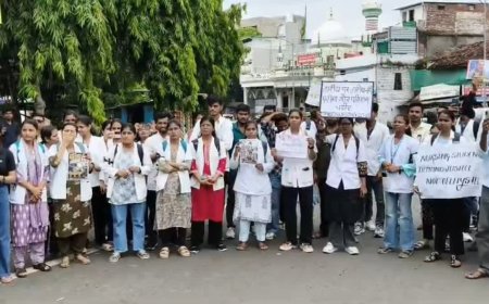 फर्जी नर्सिंग कॉलेजों के खेल में बर्बाद हुए छात्रों के साल, जबलपुर में सड़कों पर उतरे पीड़ित छात्र-छात्राएं