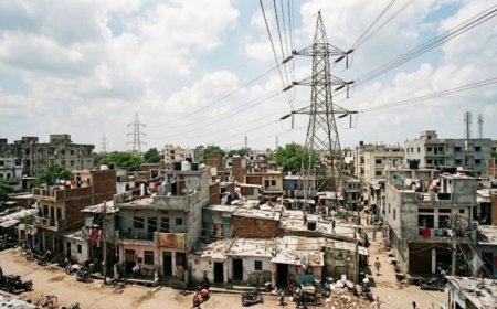 हाई टेंशन लाइनों के नीचे मंडरा रहा मौत का खतरा; 1031 अवैध निर्माण चिह्नित, प्रशासन बेखबर