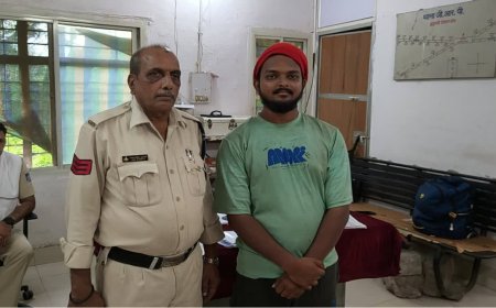 प्लेटफार्म नंबर 1 पर सो रहे युवक के बैग से निकले 500 और 100 के नोट, आयकर विभाग को दी गई सूचना