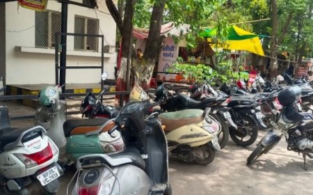 आधार सुधार और समग्र आईडी के लिए चक्कर काट रहे लोग; सर्विस रोड की फुटपाथ पर कब्जा, पार्किंग की बड़ी समस्या