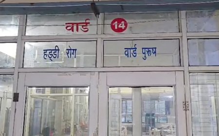 बुंदेलखंड मेडिकल कॉलेज के बंद कमरे से आ रही थी बदबू, झांककर देखा तो उड़ गए होश; पुलिस जांच शुरू
