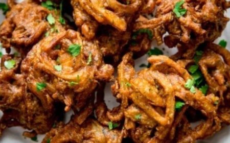 बारिश के मौसम में कुरकुरी प्याज की भजिया का स्वाद; जानें घर पर कैसे बनाएं हलवाई जैसी टेस्टी भजिया