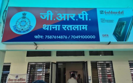 रतलाम में चलती मेमू ट्रेन में भिड़े दो यात्री, धक्का-मुक्की में नीचे गिरे; बचाने के लिए चलती ट्रेन से कूदी महिला