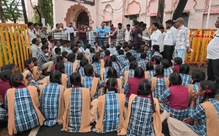 'क्या तुम्हारे दिमाग में गोबर भरा है?' - सांदीपनी स्कूल के बच्चों ने शिक्षकों पर लगाए गंभीर आरोप, सौंपा ज्ञापन