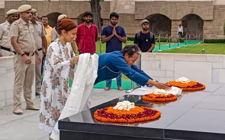 अनशन खत्म कर राजघाट पहुंचे सोनम वांगचुक, बापू को नमन कर दिया बड़ा संदेश