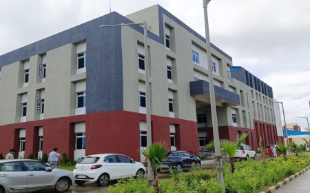 श्योपुर मेडिकल कॉलेज में फैकल्टी और स्टाफ की भारी कमी; कीचड़ भरे रास्ते से गुजरने को मजबूर छात्र