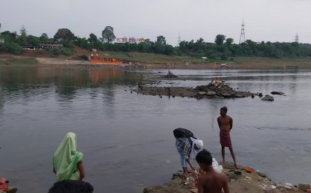 जबलपुर में नर्मदा का जलस्तर इतना कम कि दिखने लगे गंदे नाले; खतरे की जद में श्रद्धालु