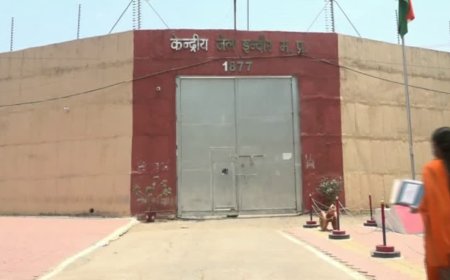 इंदौर में पुलिस के दावों की खुली पोल, जेल के बाहर आरोपियों ने खुद ही उतार दिए हाथ-पैर के प्लास्टर