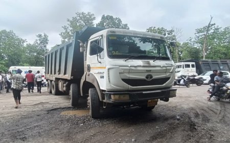 अनियंत्रित डंपर ने ली मासूम की जान; सड़क किनारे चल रहे परिवार को मारी टक्कर